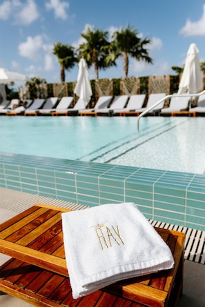 Outdoor pool, pool umbrellas, pool loungers - The Ray Hotel Delray Beach, Curio Collection by Hilton (Delray Beach)