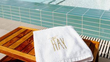 Piscina externa, guarda-sóis, espreguiçadeiras