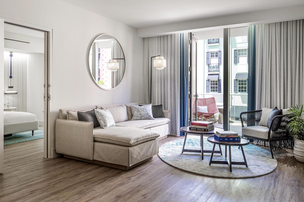 Suite, 1 cama King size (Pineapple Grove) | Área de sala de estar | Smart TV de 50 pulgadas con canales por cable y televisión