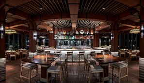3 restaurants; lunch, dinner, and brunch served