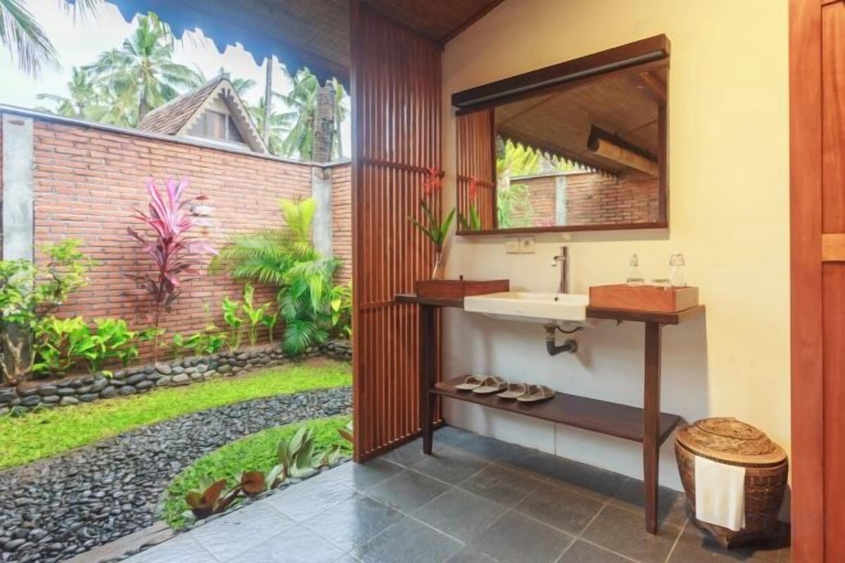 Free toiletries, hair dryer, slippers, bidet