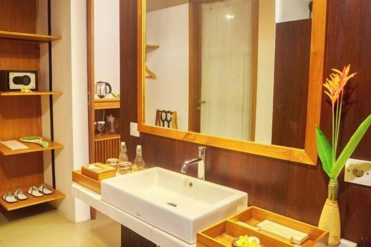 Baño | Artículos de higiene personal gratuitos, secador de pelo y zapatillas