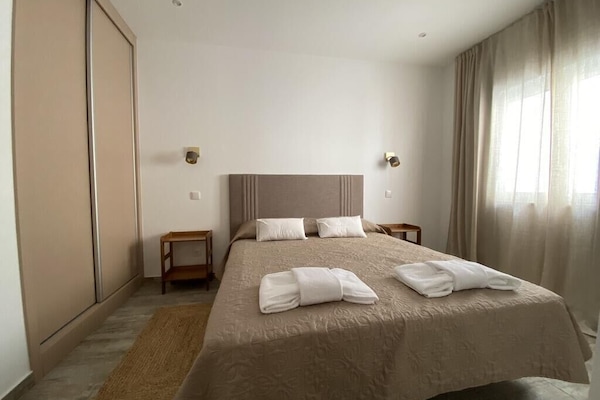 2 slaapkamers, een strijkplank/strijkijzer, gratis wifi, beddengoed