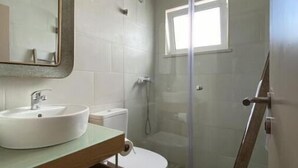 吹风机、毛巾、卫生纸
