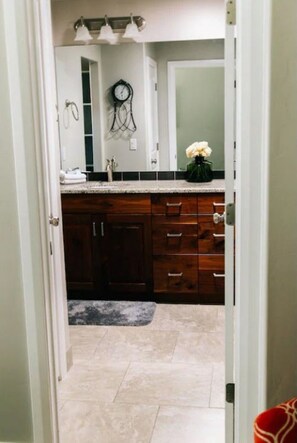 Bathtub, hair dryer, towels, soap - Come and Enjoy the Beauties of Southern Utah (La Verkin)