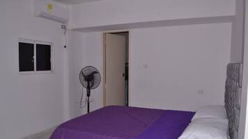 3 slaapkamers, een bureau, een strijkplank/strijkijzer, wifi