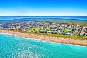Ubicación cercana a la playa, tumbonas y toallas de playa