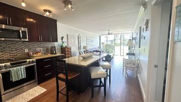 Réfrigérateur, micro-ondes, four, plaque de cuisson