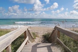 Nær stranden, solsenger og strandhåndklær