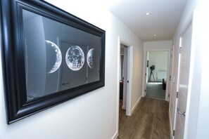 Apartemen Bisnis | Area keluarga | Televisi layar datar 32-inci dengan saluran TV digital dan TV