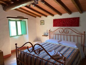 2 chambres, bureau, chambres insonorisées, fer et planche à repasser