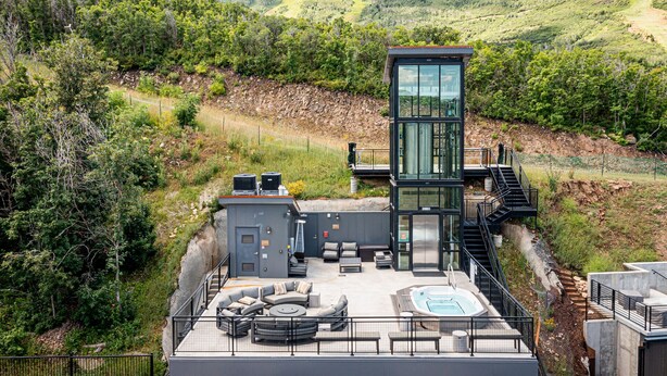 Un bâtiment moderne doté d’un patio sur le toit, d’un espace extérieur aménagé et d’un jacuzzi.