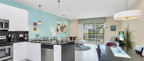 Jääkaappi, mikroaaltouuni, uuni, astianpesukone