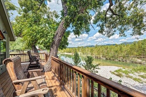 Nueces Riverfront Treehouse