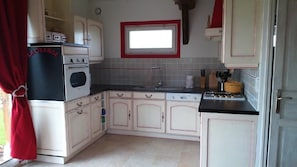 Een koelkast, een microgolfoven, een oven, een kookplaat