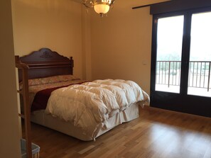 5 bedrooms, desk, iron/ironing board, free WiFi - Spacious house (full rental), large terrace with views of the mountains, swimming pool (Torrecaballeros)