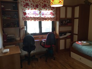 5 Schlafzimmer, Schreibtisch, Bügeleisen/Bügelbrett, kostenloses WLAN