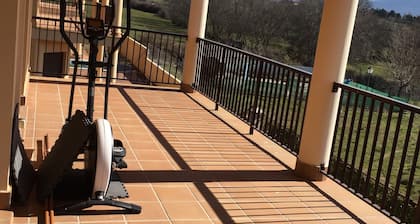 Casa espaciosa (alquiler íntegro), gran terraza con vistas a la sierra, piscina