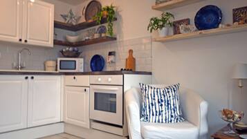 Cottage, 1 Queen Bed | 1 bedroom, iron/ironing board, free WiFi, bed sheets