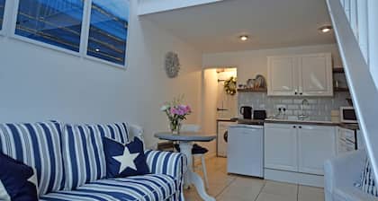 Charming 1-bed Cottage in Pembroke Close to Castle