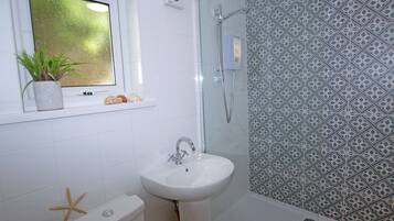 Cottage, 1 Queen Bed | Bathroom | Shower, hair dryer, towels, shampoo