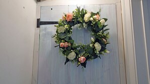 A door with a floral wreath. - Charming 1-bed Cottage in Pembroke Close to Castle (Pembroke)