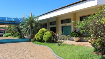 Fachada da propriedade