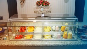 Un buffet de petit-déjeuner proposant une variété d'aliments et de boissons.