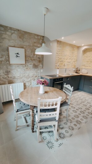 Dining - La Vallée in Fußweite zum Meer (Aure sur Mer)