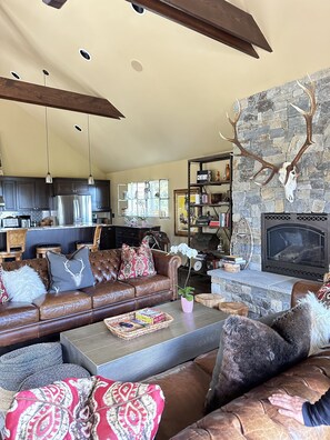 Smart TV, fireplace - 7 Bedroom 9 Bed 5 Star 20 Acre Estate 7 Bathrooms, Remarkable Lake Views,Privacy (Somers)