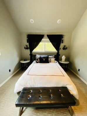 7 bedrooms, travel crib, free WiFi, bed sheets