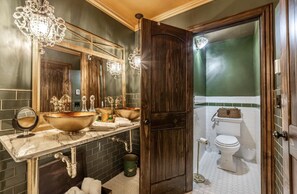 Tina con regadera, amenidades de baño ecológicas, secadora de cabello 