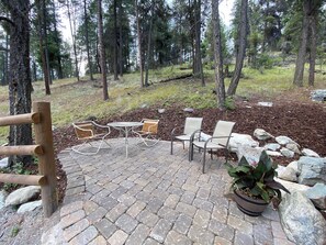 Outdoor dining - Gated Queen Bed Cottage, TV, Wifi, Kitchenette Views of Flathead Lake EV Charger (Somers)