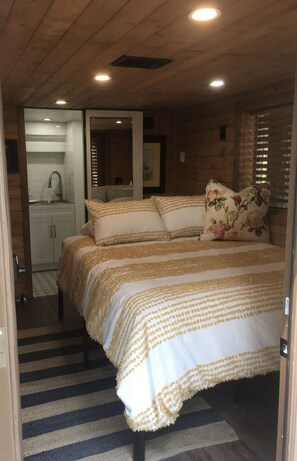1 bedroom, WiFi, bed sheets - Gated Queen Bed Cottage, TV, Wifi, Kitchenette Views of Flathead Lake EV Charger (Somers)