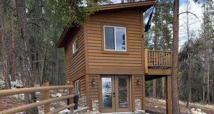 Gated Queen Bed Cottage, TV, Wifi, Kitchenette Views of Flathead Lake EV Charger