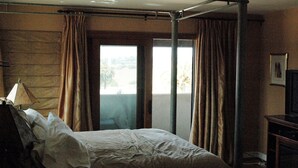 A room with a bed, curtains, a window, and a television. - Spectacular Townhome Close to Beach (Los Angeles)