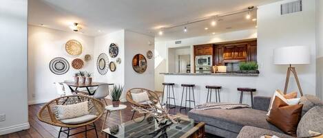 Televisión, chimenea, oficina