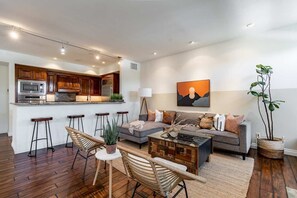 Televisio, takka, työhuone