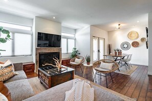 Télévision, cheminée, espaces bureaux