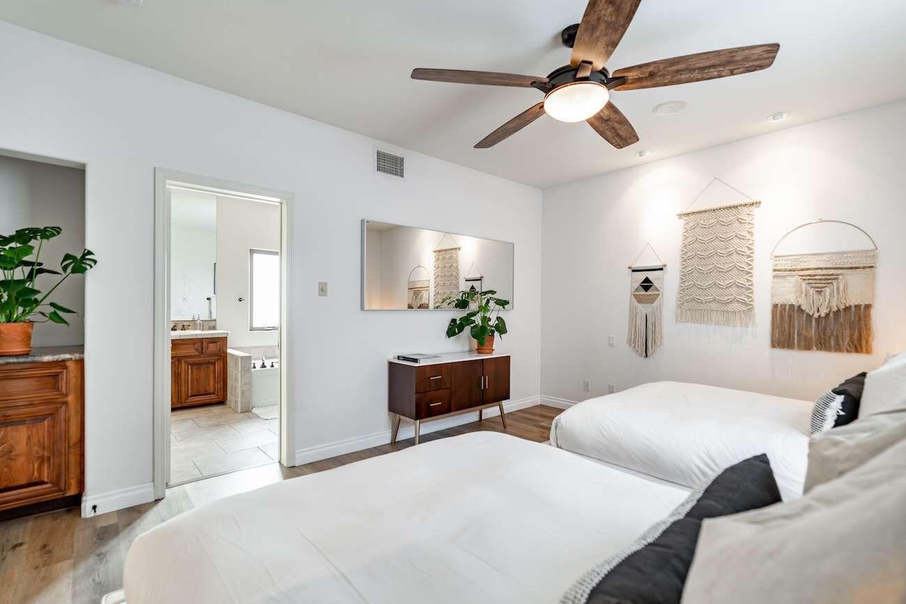 2 habitaciones, tabla de planchar con plancha, wifi y ropa de cama 