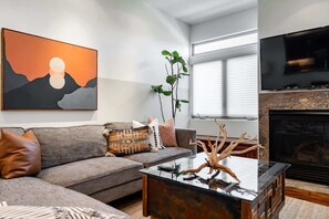 Fernseher, Kamin, Arbeitsbereiche