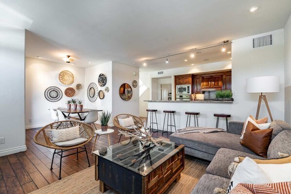 Televisio, takka, työhuone