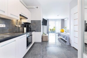 Kühlschrank, Mikrowelle, Ofen, Herdplatte