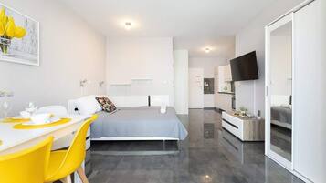 Iron/ironing board, WiFi, bed sheets