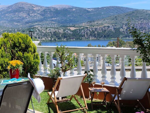 Outdoor dining - Blue Lagoon Luxury Apartment B2 (Argostolion)