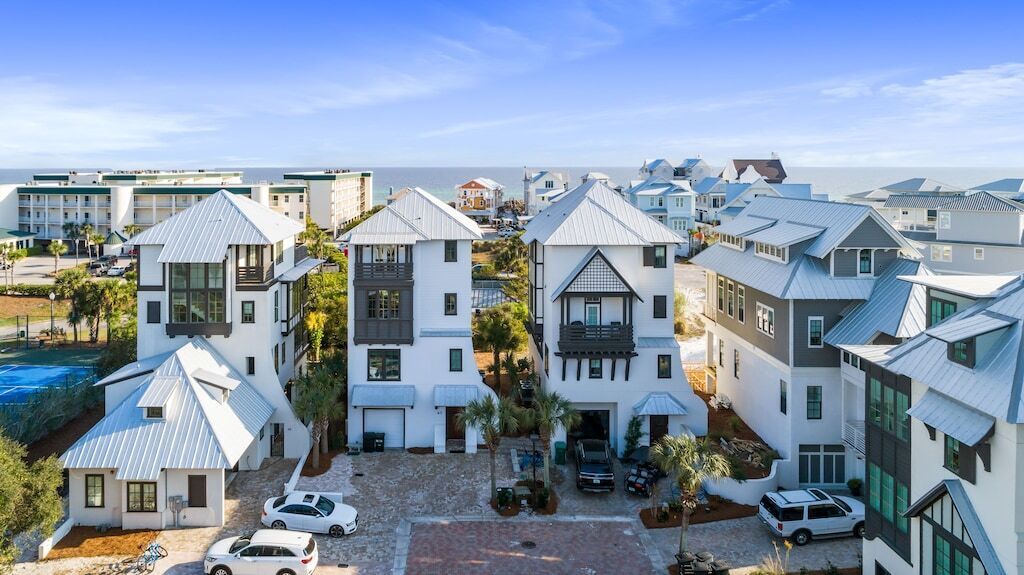 Location! Location! Location! GULF VIEWS, Steps to Beach and Pool