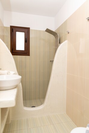 تجهيزات دش، مجففات شعر، مناشف، ورق حمّام