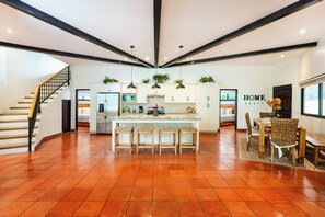 ثلاجة، ميكروويف، فرن، موقد طهي مسطح