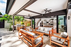 Outdoor dining - Casa Redonda 1 minute walk from the beach!  In the Center of Tamarindo! (Tamarindo)