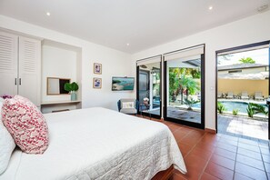 5 bedrooms, in-room safe, desk, iron/ironing board